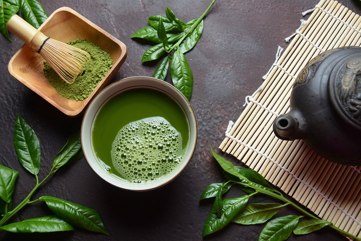 comparing-matcha-green-tea-and-green-tea-leaves.jpg